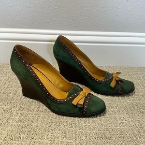 Elegant Kenneth Cole Reaction Green and Brown Suede Wedge Heels- never worn